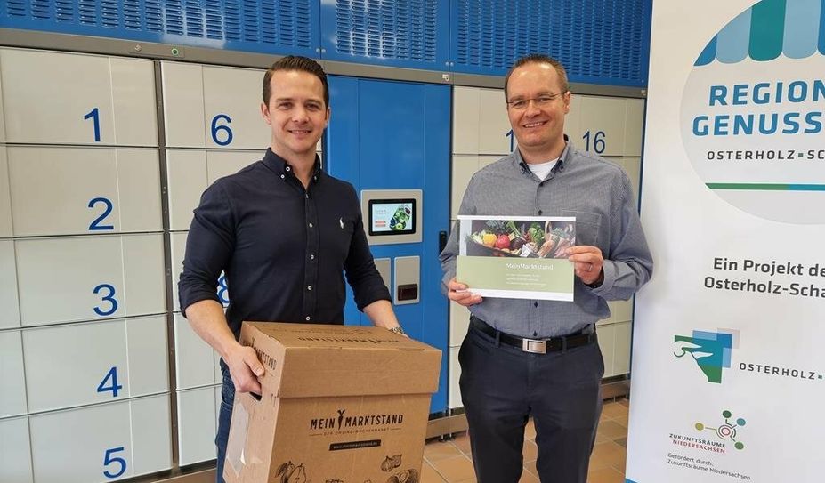 Wirtschaftsförderer Nils Buhlert (rechts) freut sich über Garvin Hinrichs‘ Konzept, Menschen besseren Zugang zu regionalen Lebensmitteln zu ermöglichen.