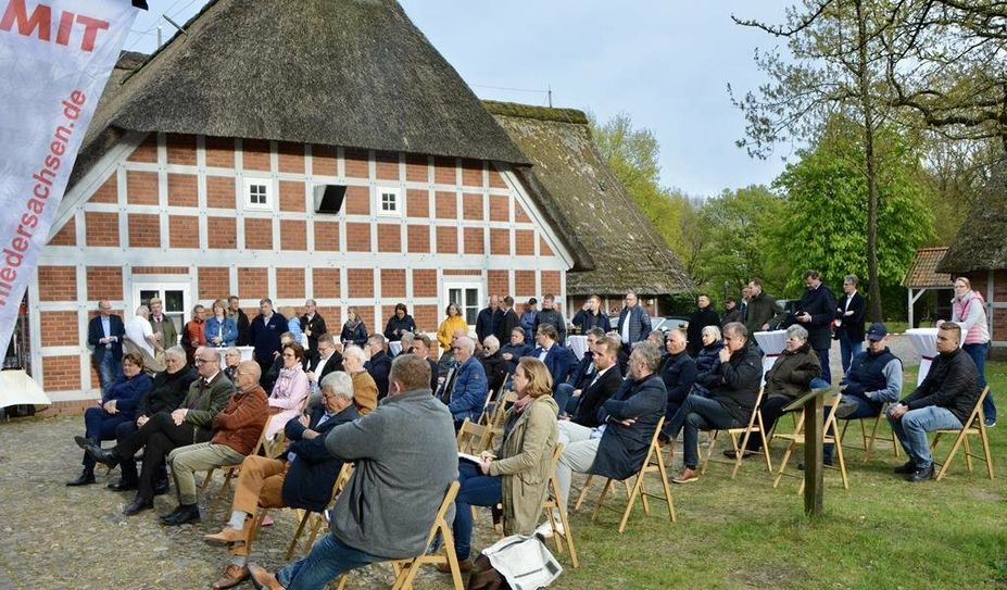 Auf Einladung der Mittelstands- und Wirtschaftsunion Rotenburg kamen rund 60 Gäste zum Haus am See.