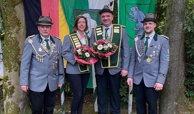 Das neue Königspaar Andrea Betz und Reinhold Tekath wird von Sportleiter Jens Murck (li.) und Vizepräsident Hauke Seeba (re.) eingerahmt. Foto: eb
