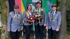Das neue Königspaar Andrea Betz und Reinhold Tekath wird von Sportleiter Jens Murck (li.) und Vizepräsident Hauke Seeba (re.) eingerahmt. Foto: eb