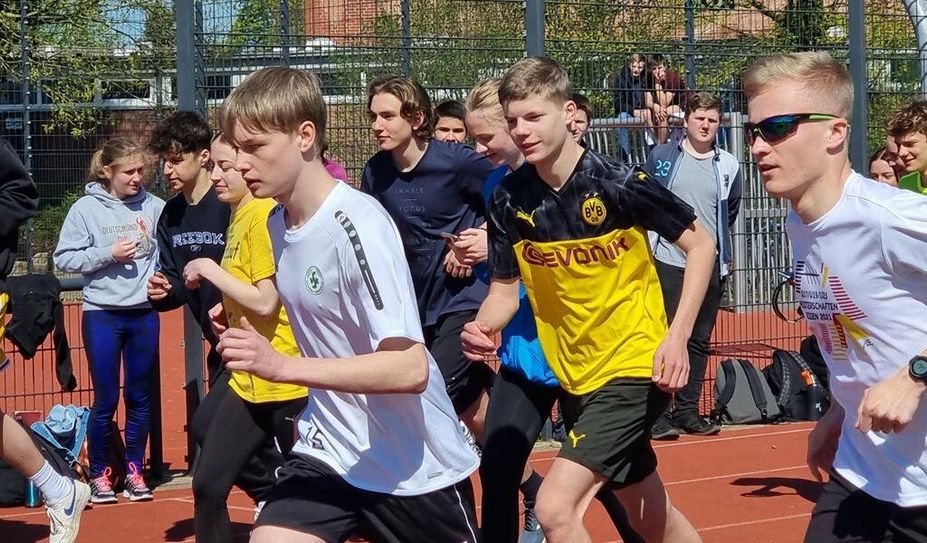 Schon vor den Osterferien liefen die Schüler:innen des Gymnasiums auf dem Sportplatz, um Spenden für die Ukraine zu sammeln. Foto: cne