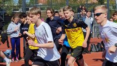 Schon vor den Osterferien liefen die Schüler:innen des Gymnasiums auf dem Sportplatz, um Spenden für die Ukraine zu sammeln. Foto: cne