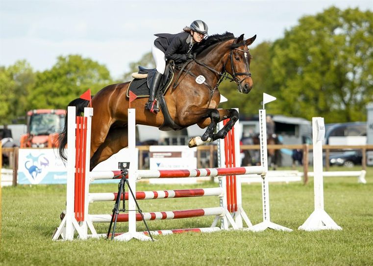 Springreiter:innen zeigen am Sonntag in Barchel ihr Können.