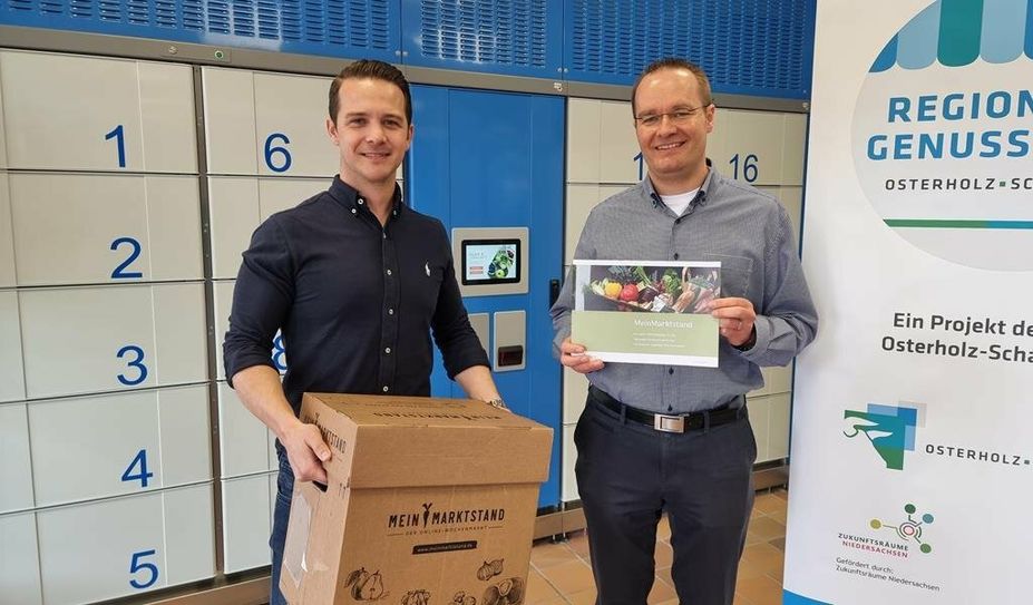 Garvin Hinrichs (links) eröffnet am 1. Juni das Genuss-Depot im Haus am Markt. Wirtschaftsförderer Nils Buhlert freut sich über das Konzept, Menschen besseren Zugang zu regionalen Lebensmitteln zu ermöglichen. Foto: cne