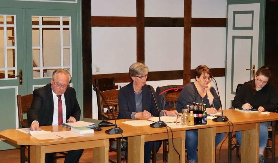 Bürgermeister Stefan Schwenke und Ortsvorsteherin Anette Faouzi (Mitte) lüden zur Bürgerversammlung.