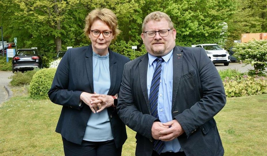Der SPD-Landtagsabgeordnete Bernd Wölbern organisierte den Besuch von Daniela Behrens in Zeven.