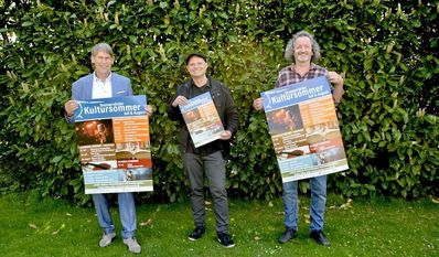 Marco Tulodetzki (Sparkasse), Benjamin Bünning (N&amp;E) und Andreas von Glahn (Tandem) präsentierten im Garten der Kulturbühne freudig das diesjährige Kultur-Programm.