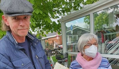 Peter Göbel (im Bild mit Karin Finke von der WunderTruhe), der zusammen mit Julia und Fabian Grimm das Hilfsprojekt „OHZ hilft Ukraine“ organisiert und leitet, ist einer Einladung zu einer Spendenüberreichung nach Schwanewede gefolgt. Was er berichtete, überzeugte so sehr, dass die WunderTruhe ihre geplante Spende von 1.000 Euro spontan verdoppelte. Zusammen mit dem Erlös der letzten Altpapiersammlung und des letzten Bücherbasars der Waldschule Schwanewede in Höhe von 500 Euro konnte Peter Göbel insgesamt 2.500 Euro für den in Kürze geplanten dritten Hilfstransport in einen Vorort von Kiew entgegennehmen. Diese Summe reiche für die Spritkosten und den Zukauf von Medikamenten, stellte er dankbar fest. Die Hälfte des Erlöses der kommenden Altpapiersammlung der Waldschule am 11. Juni und der kommenden Bücherbasare wird ebenfalls für diese direkte Hilfe in der Ukraine eingesetzt.