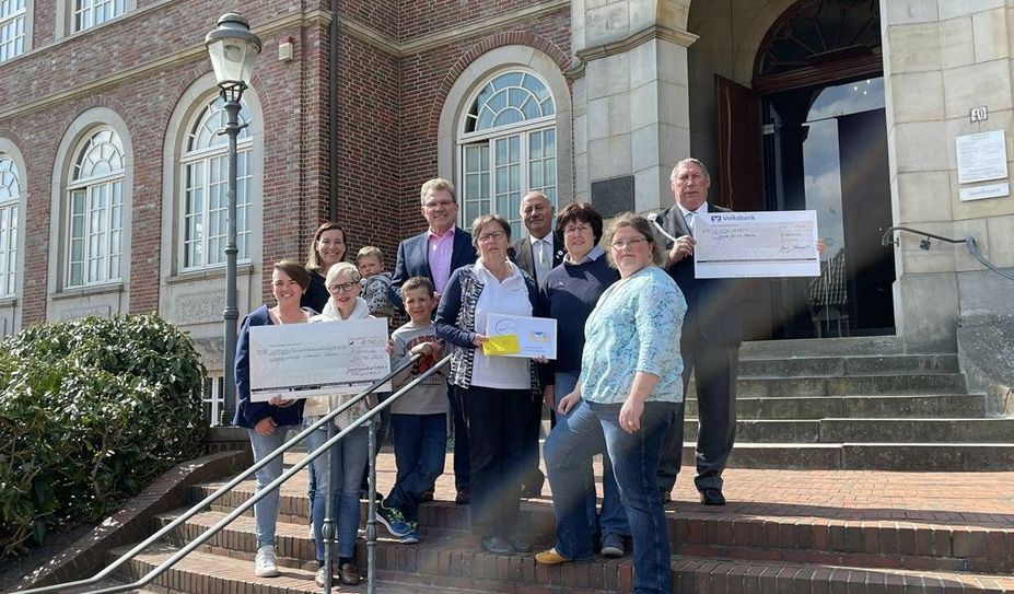 Der Landfrauenvereins Stendorf und Umgebung, die Kyffhäuser Kameradschaft Ritterhude und die Ganztagsschule Ritterhude spendeten für die Ukraine-Hilfe der Gemeinde.