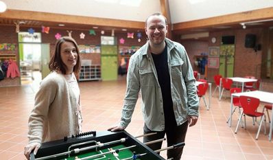 Schulleiterin Anja Berkhout mit Clemens Böschen vom SOS-Kinderdorf Worpswede. Foto: eb