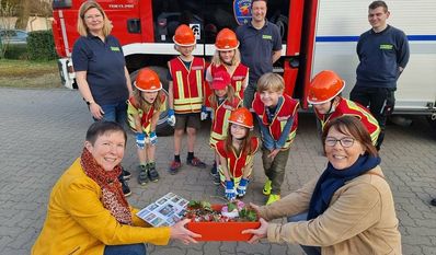 Freuen sich über die Summe von 720 Euro, mit der sie Spiel- und Übungsmaterial besorgen und einen Teil weiter spenden möchte: die kleinen Kinderfeuerwehrleute aus Scharmbeckstotel.