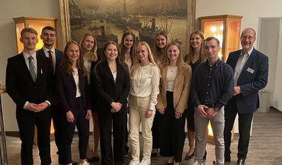 Die Bremervörder Schüler:innen haben viel gelernt beim „Management Information Game“ - hier mit Spielleiter Andreas Mätzold (re.).