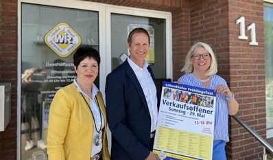 Hofft beim Frühlingsfest auf ein genauso strahlendes Wetter wie beim Fotoshoot: Die WIR-Spitze Martina Damann, Sven Behrens und Anja Dähncke.
