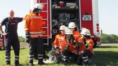 Neue Feuerwehrleute werden nach ihrer ersten Teilnahme bei den Leistungswettbewerben „getauft“. Die Ortswehr Hechthausen hatte gleich mehrere Täuflinge, die von Gruppenführer Eike Elser unter den Augen von Hechthausens Ortsbrandmeister Oliver Honegg getauft wurden.