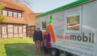 Falkner Nobert Nowka und Umweltbiologin Sabrina Weritz präsentieren das neue Museumsmobil.