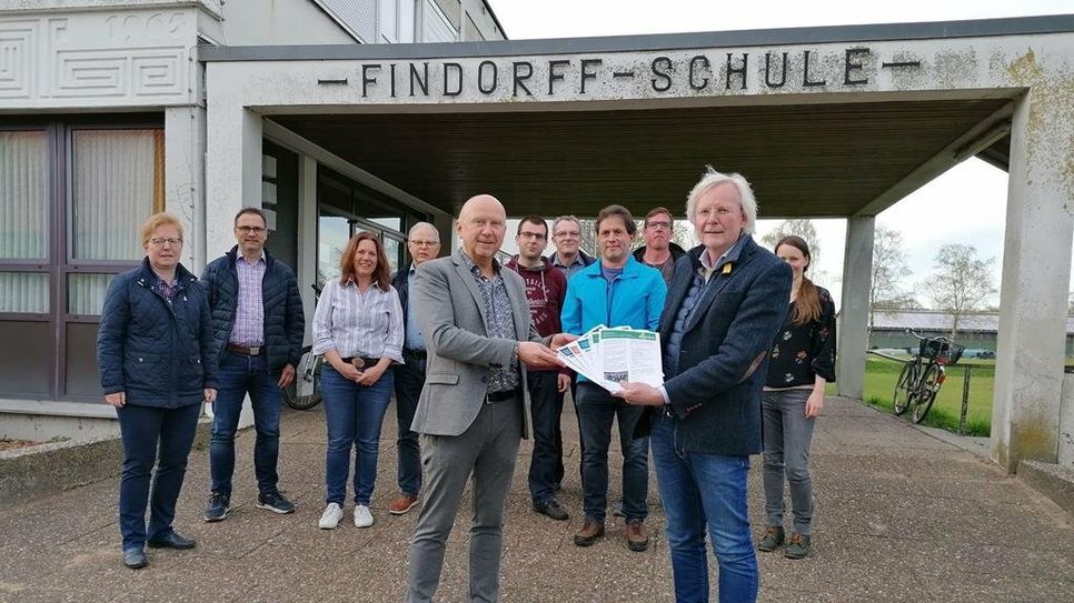 Bürgermeister Michael Hannebacher übergab kürzlich den Dorfentwicklungsplan für die MOHNI-Dörfer an Siegfried Dierken vom Amt für regionale Landesentwicklung.