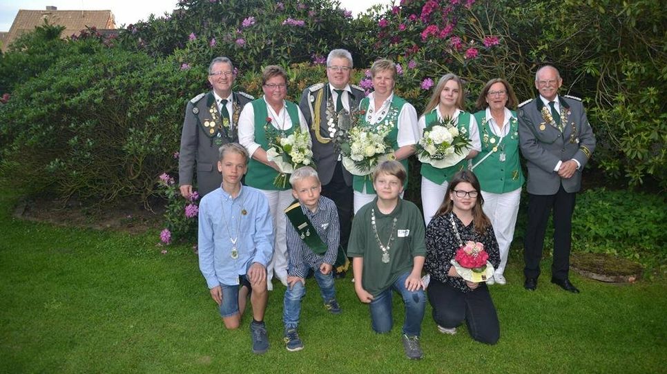 Die Königsfamilie um das Königspaar Tanja und Holger Rubach freut sich auf ein schönes Schützenfest mit allen Schützen, Gästen und Bewohnern. Foto: eb