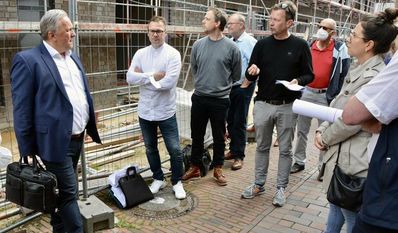Specht Gruppe-Geschäftsführer Frank Markus (li.) betonte beim Ortstermin, dass die Vorgaben bezüglich der Klinkerfarbe erfüllt wurden.