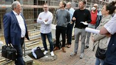 Specht Gruppe-Geschäftsführer Frank Markus (li.) betonte beim Ortstermin, dass die Vorgaben bezüglich der Klinkerfarbe erfüllt wurden.