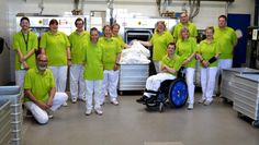 Strahlt mit der Wäsche und dem sanierten Gebäude um die Wette: Gruppenleitung Andreas 
Knikanow (links kniend) und ein Teil seines Wäscherei-Teams.