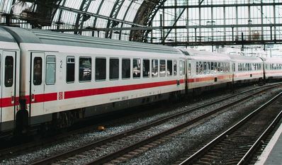 An den Bahnsteigen wird es eng - die sind für so viele Menschen gar nicht ausgelegt.