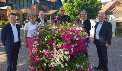 Ortsvorsteherin Anette Faouzi (links) mit den  Sponsoren (v. li.) Thomas Eder (Volksbank), Jürgen Wrieden (Sparkasse Rothburg Osterholz), Andreas Schmidt (Concordia Versicherungen), Anja Kalski (Klosterholz Tombola) und Bürgermeister Stefan Schwenke.