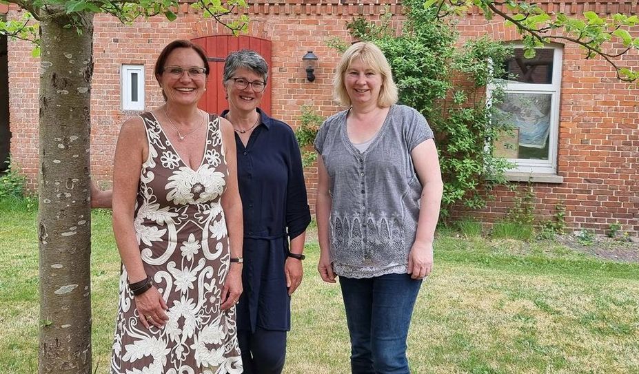 Die Trauerbegleiterinnen Stefanie Garbade und Petra Reiß freuen sich mit der Organisatorin Sylvia Best vom Ambulanten Hospizdienst (Mitte) wieder auf reges Interesse an der Trauerreise. Foto: cne