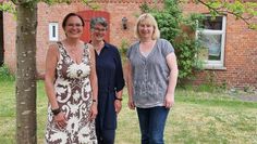 Die Trauerbegleiterinnen Stefanie Garbade und Petra Reiß freuen sich mit der Organisatorin Sylvia Best vom Ambulanten Hospizdienst (Mitte) wieder auf reges Interesse an der Trauerreise. Foto: cne