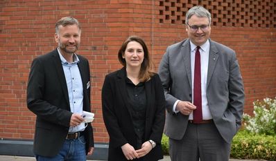 Dezernent Dr. Torsten Lühring (li.), Ayse Gül Önder und Landrat Marco Prietz.