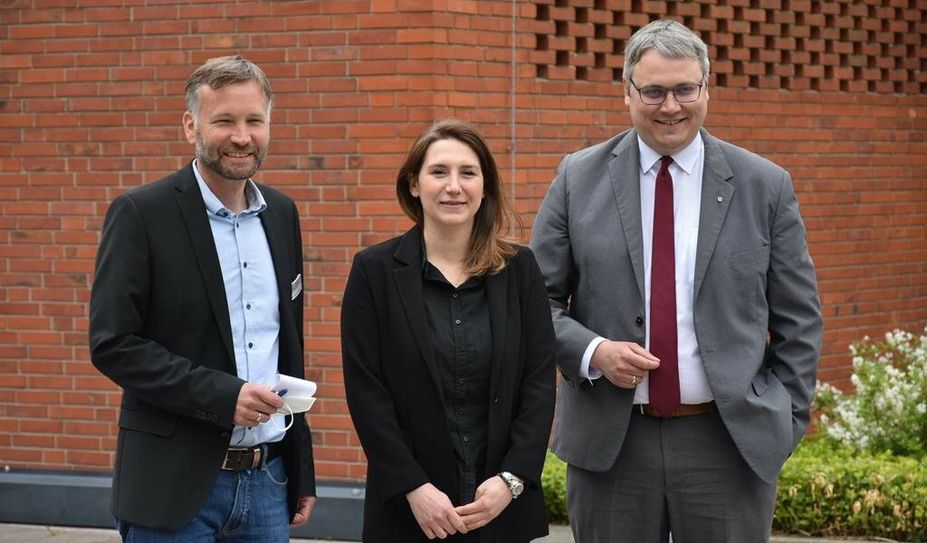 Dezernent Dr. Torsten Lühring (li.), Ayse Gül Önder und Landrat Marco Prietz.