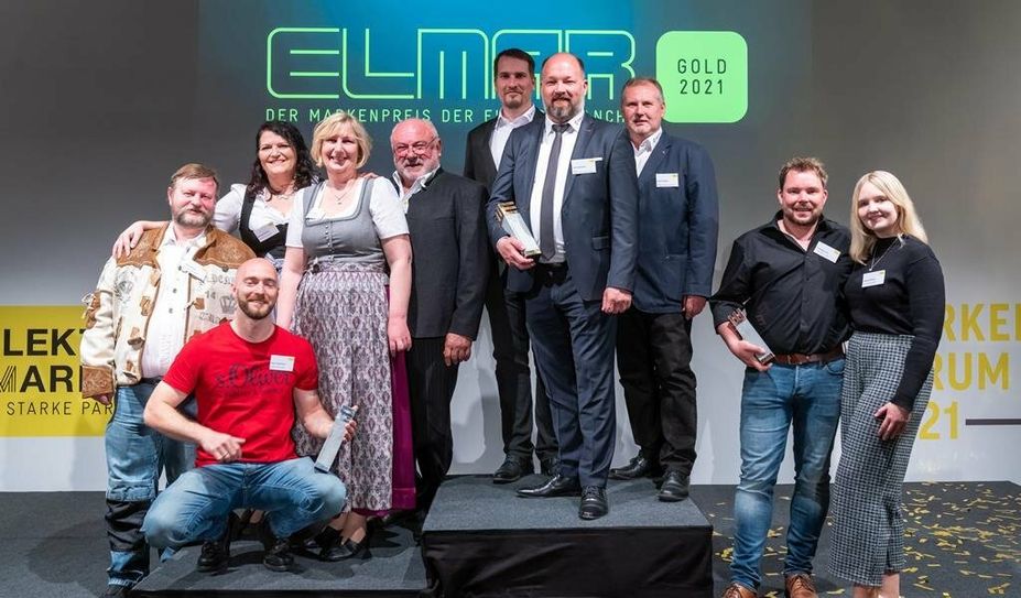 Ganz oben auf der Treppe: die Vertreter der Firma etech1.1 um Timm Haberland (vorne).