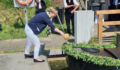 Mit sicherer Hand taufte Sonja Mackenberg den jüngsten Torfkahn in der Flotte der Osterholzer Torfkahnschiffer auf den Namen „Moorelfe“.