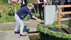 Mit sicherer Hand taufte Sonja Mackenberg den jüngsten Torfkahn in der Flotte der Osterholzer Torfkahnschiffer auf den Namen „Moorelfe“.