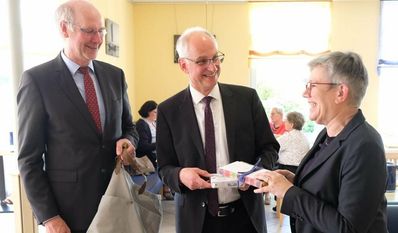 Krankenhausleiter Klaus Vagt (links) und Superintendentin Jutta Rühlemann verabschieden mit Geschenken Pastor Hans Jürgen Bollmann aus seinem Amt als Krankenhausseel-sorger des Kreiskrankenhauses Osterholz.