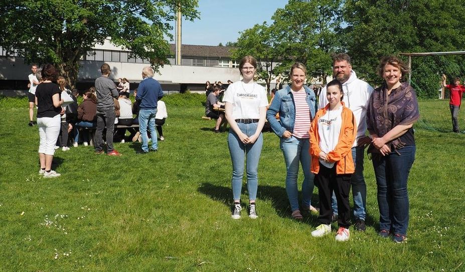 Die Schulleiterin Anja Nicke (rechts) freut sich über die Initiative der Zehntklässler:innen und deren Lehrkräften.