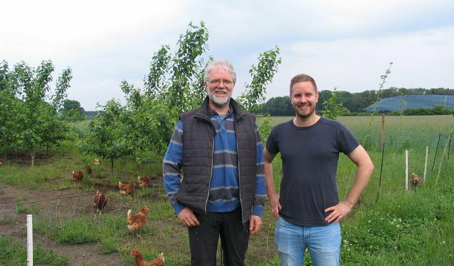 Johannes und Maarten Heins informieren beim Tag des offenen Hofes unter anderem über die Legehennen in Freilandhaltung.
