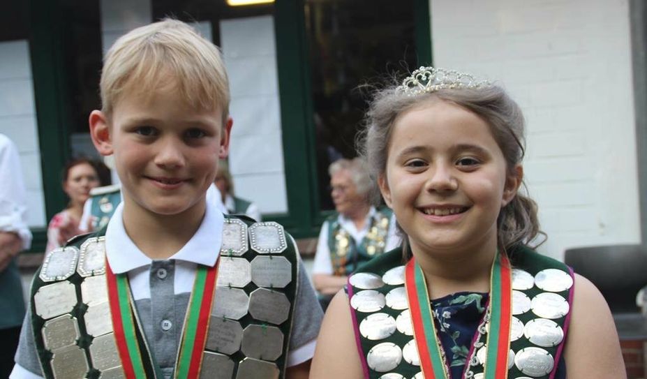 Das Kinderkönigspaar Lasse Brückmann und Lilly Douglas wird noch mal ordentlich gefeiert, bevor es ihr Zepter weiterreichen muss.