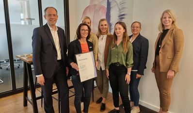 Eingerahmt von Volksbank-Vorstand Jan Mackenberg und Stefanie Kase, Leiterin des Vorstandsstabes, freuen sich jetzt Stefanie Gloisten, Christin Puckhaber, Lena Hasemeyer, Alia Pieray und Tatjana Muschalla auf interessierte Kundschaft in den neuen Räumlichkeiten.