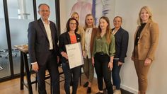 Eingerahmt von Volksbank-Vorstand Jan Mackenberg und Stefanie Kase, Leiterin des Vorstandsstabes, freuen sich jetzt Stefanie Gloisten, Christin Puckhaber, Lena Hasemeyer, Alia Pieray und Tatjana Muschalla auf interessierte Kundschaft in den neuen Räumlichkeiten.