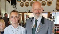 Kinderkönigin Julina Kück mit dem 1. Vorsitzenden Joachim Kück vom Schützenverein Adolphsdorf. Foto: eb