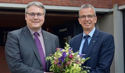 Landrat Marco Prietz (li.) dankt Sven Höhl für sein Engagement.