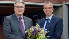 Landrat Marco Prietz (li.) dankt Sven Höhl für sein Engagement.