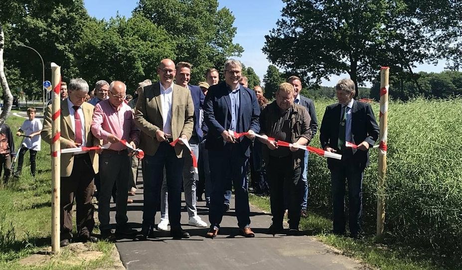 Landrat Marco Prietz (3. v. re.) und Hipstedts Bürgermeister Johannes König (re.) weihten den Radweg kürzlich gemeinsam mit weiteren politischen Vertretern und Gästen ein.