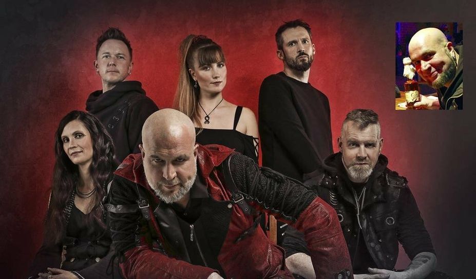 Während seine Band den „Knüppel aus dem Sack“ holt, kann Lindner auch der eher feinen Vörder Seefee etwas abgewinnen.