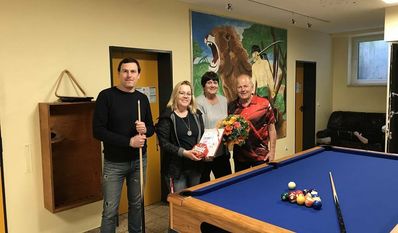 Das Jugendzentrum in der Begegnungsstätte freut sich über einen neuen Billardtisch. Den Aufbau hat die Wundertruhe der Ökumenischen Initiative gespendet. Foto: eb