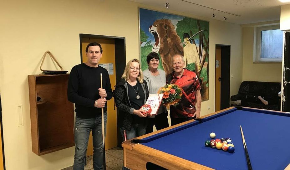 Das Jugendzentrum in der Begegnungsstätte freut sich über einen neuen Billardtisch. Den Aufbau hat die Wundertruhe der Ökumenischen Initiative gespendet. Foto: eb