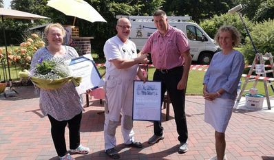 Michael und Silke Seidler überreichten Blumen, Urkunde und silbernen Meisterbrief an Manfred Lohsen (2. v. li.) und dessen Frau Marita (re.).