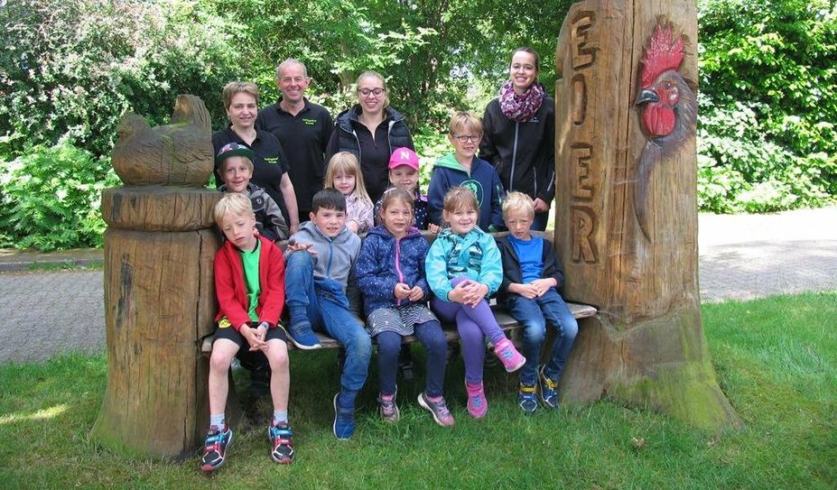 Die Delfin-Gruppe des Kindergartens „Die Arche“ besuchten mit ihren Erzieherinnen Nadine Brandt und Christina Deis (o.r.) den Geflügelhof von Jürgen und Anke Brandt (o.l.).