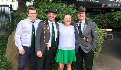 Die amtierenden Scharmbecker Majestäten: Jugendkönig Paul Steeneck, Hauptkönig Carsten Koglin, Damenkönigin Anna-Katharina Stelljes und Vizekönig Martin Schnibbe.