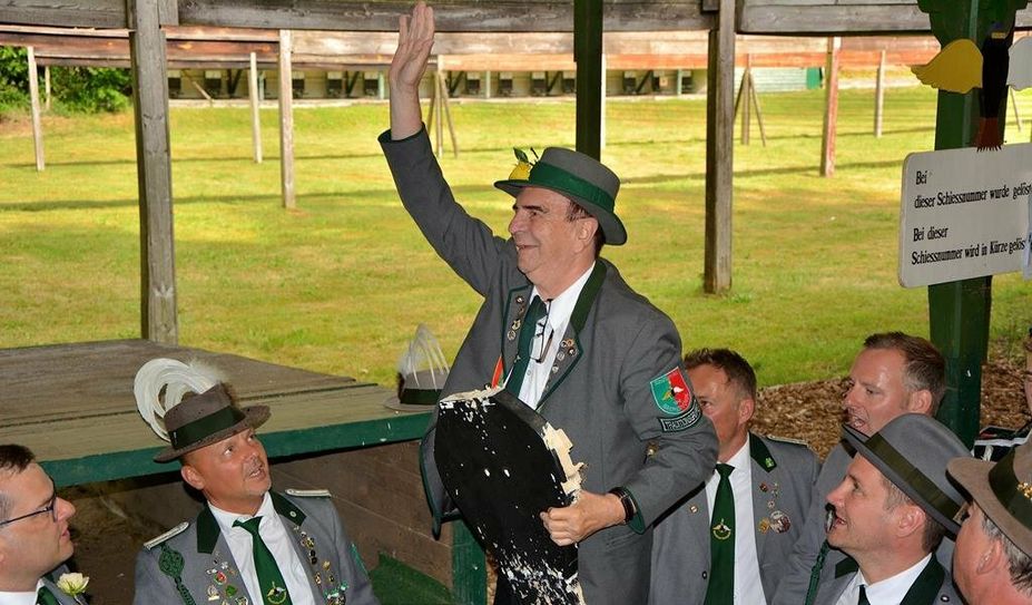 Der neue Schützenkönig Manfred Busch stand nach dem 22. Schuss fest.